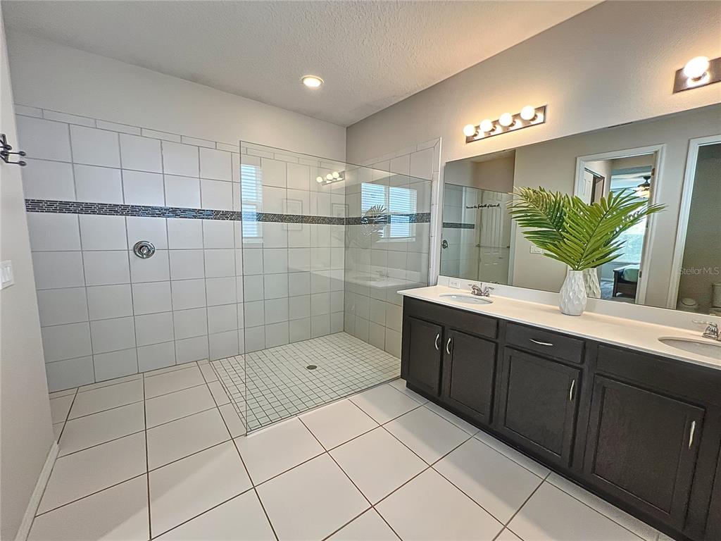 Slide show image of the Orlando Florida Home for Sale 12