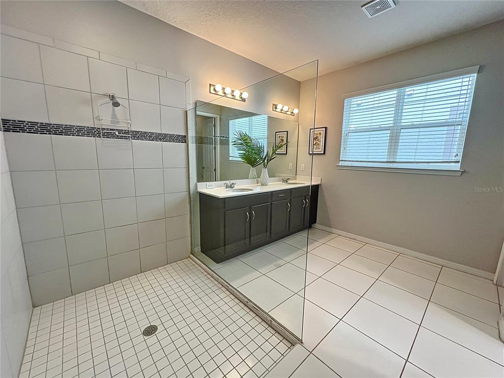 Slide show image of the Orlando Florida Home for Sale 13