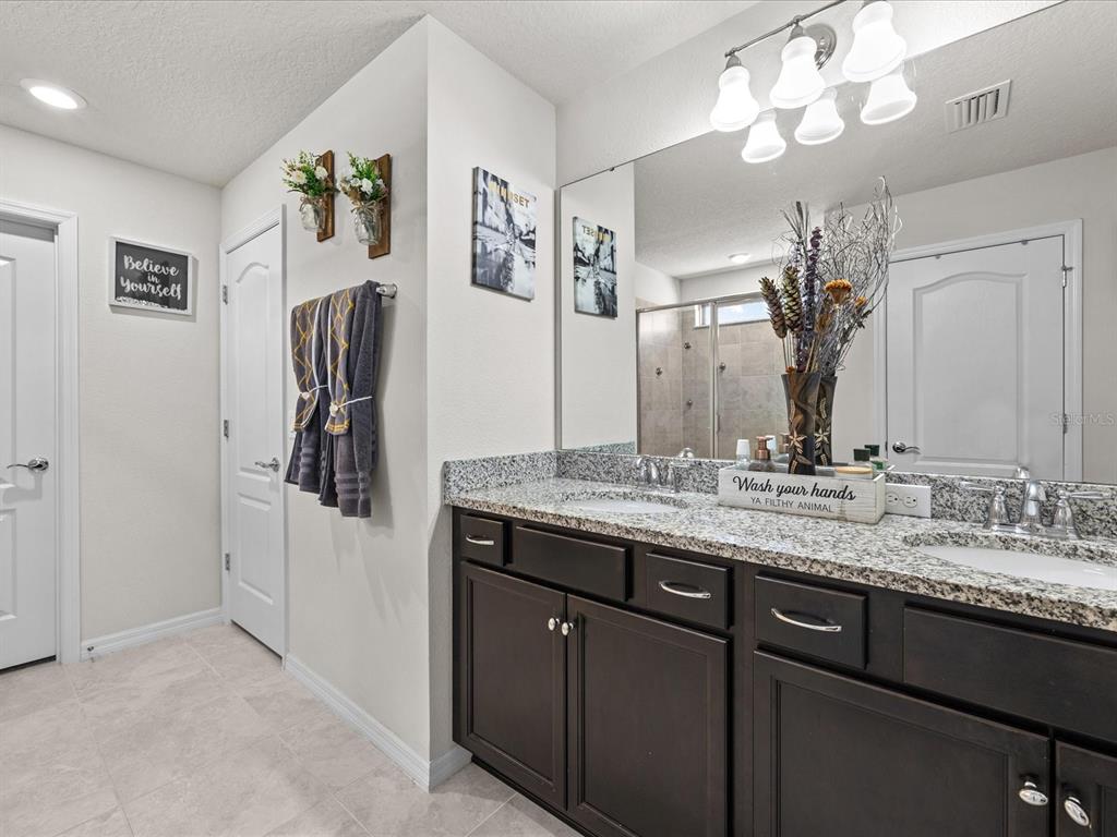 Slide show image of the Orlando Florida Home for Sale 18