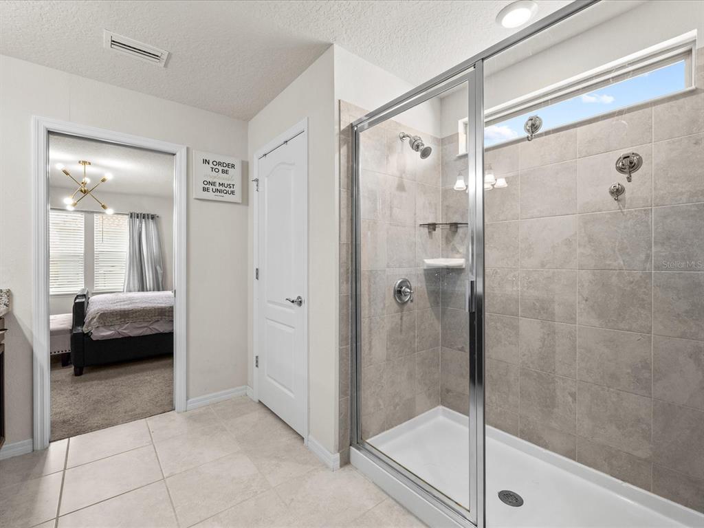 Slide show image of the Orlando Florida Home for Sale 19