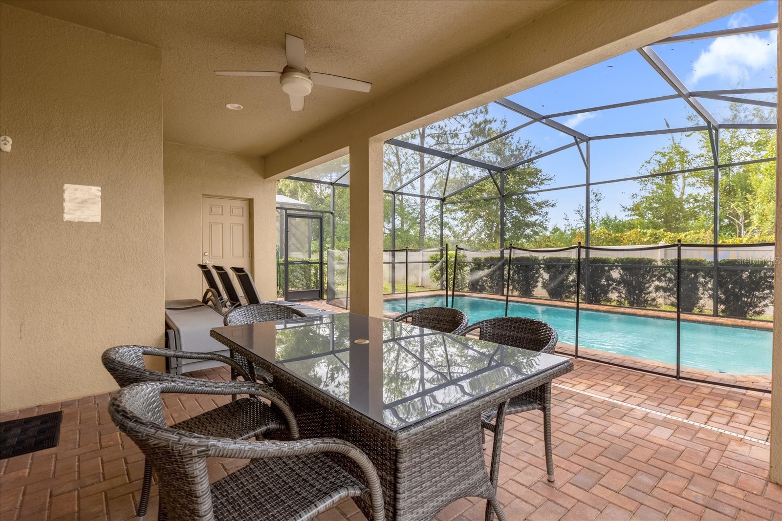 Slide show image of the Orlando Florida Home for Sale 36