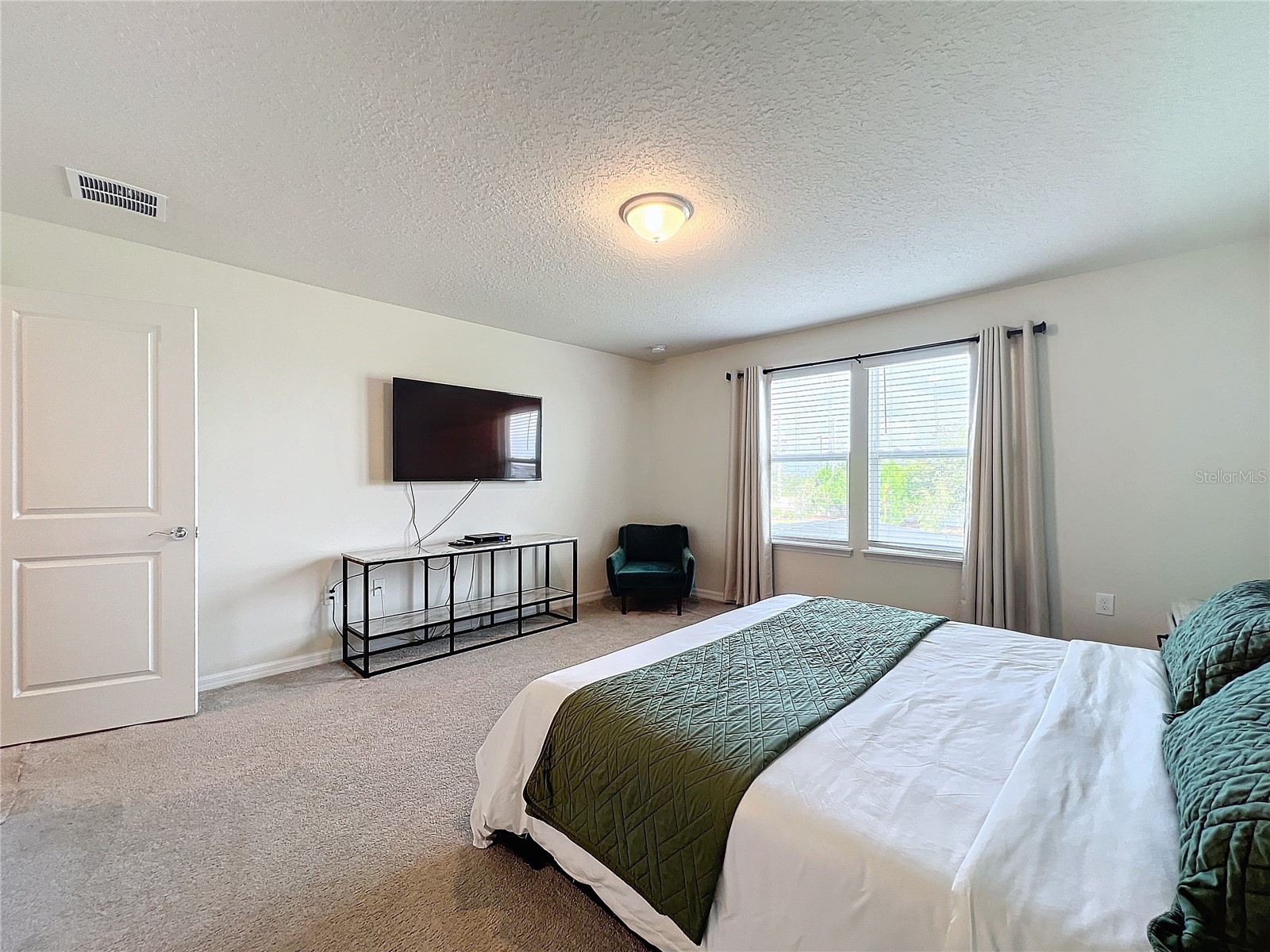 Slide show image of the Orlando Florida Home for Sale 18