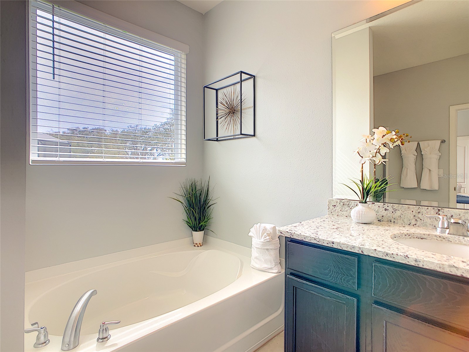 Slide show image of the Orlando Florida Home for Sale 28