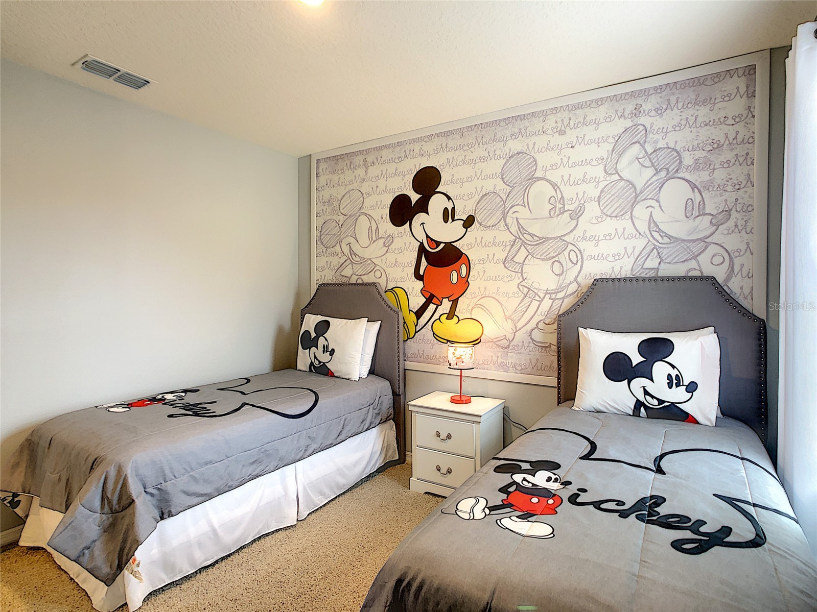 Slide show image of the Orlando Florida Home for Sale 51