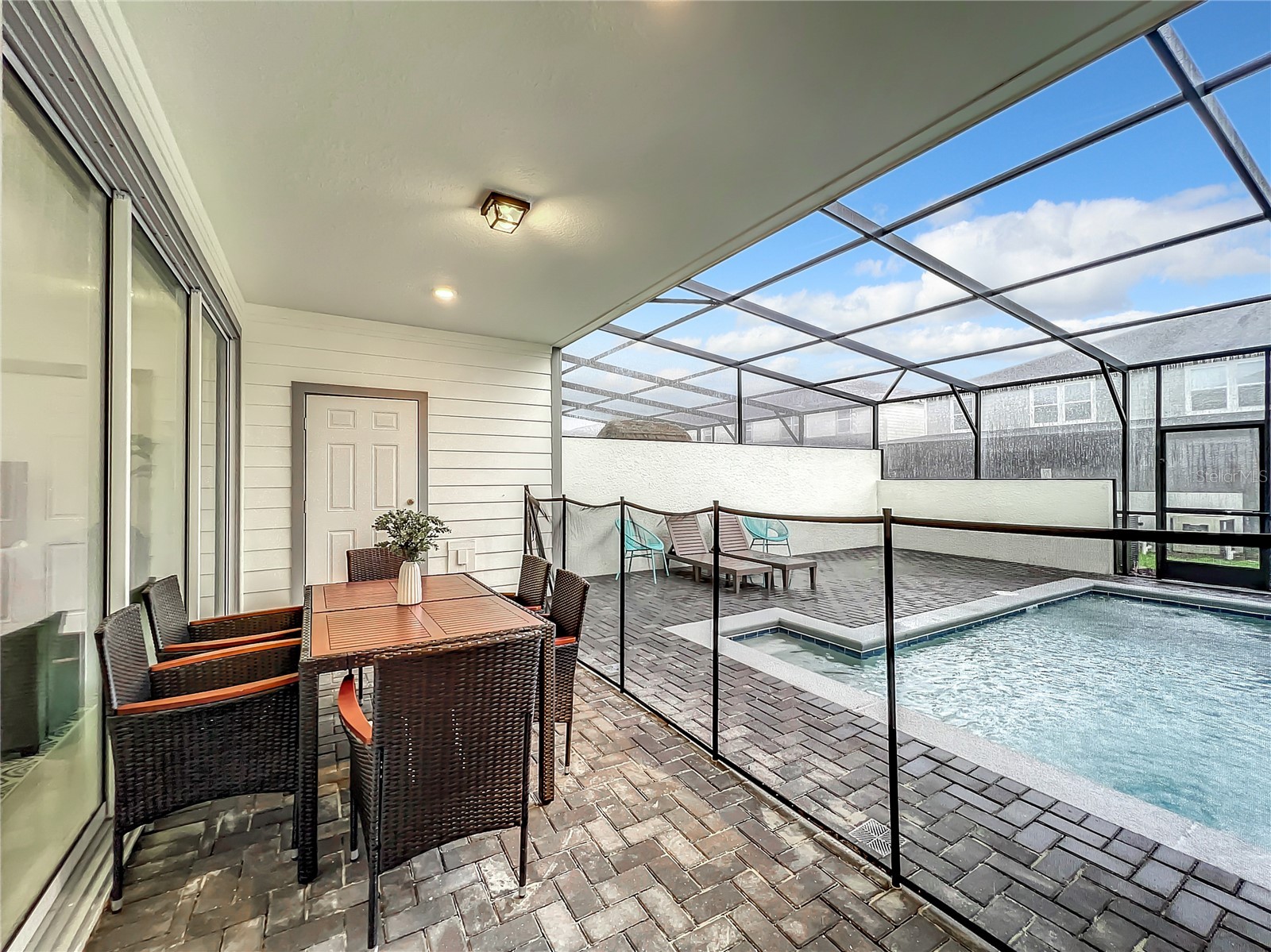 Slide show image of the Orlando Florida Home for Sale 36