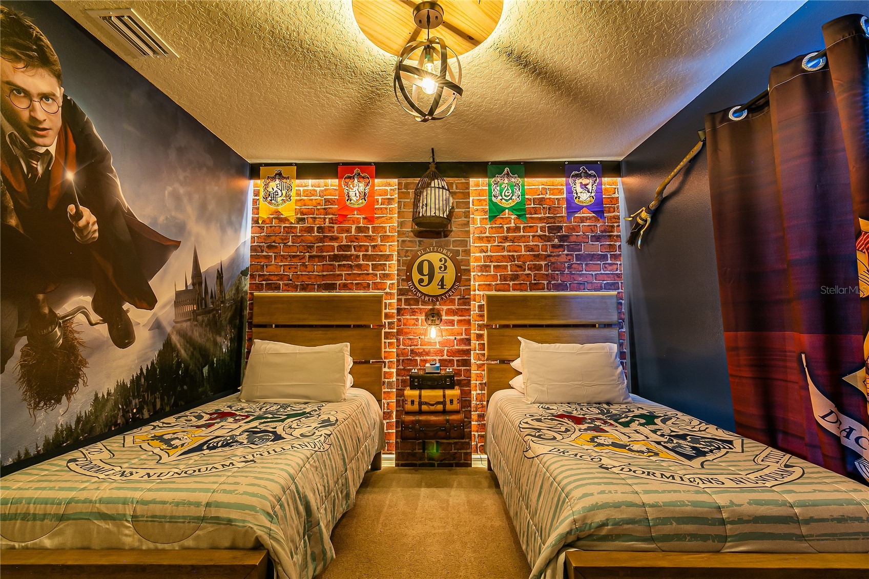 Slide show image of the Orlando Florida Home for Sale 35