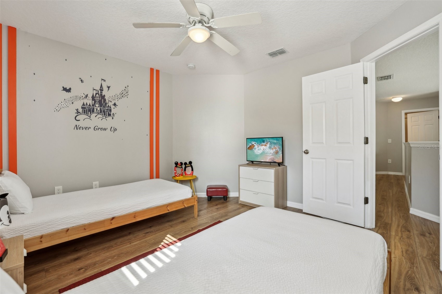 Slide show image of the Orlando Florida Home for Sale 38
