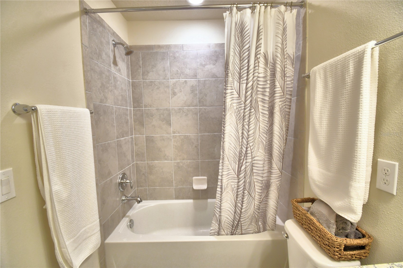 Slide show image of the Orlando Florida Home for Sale 57