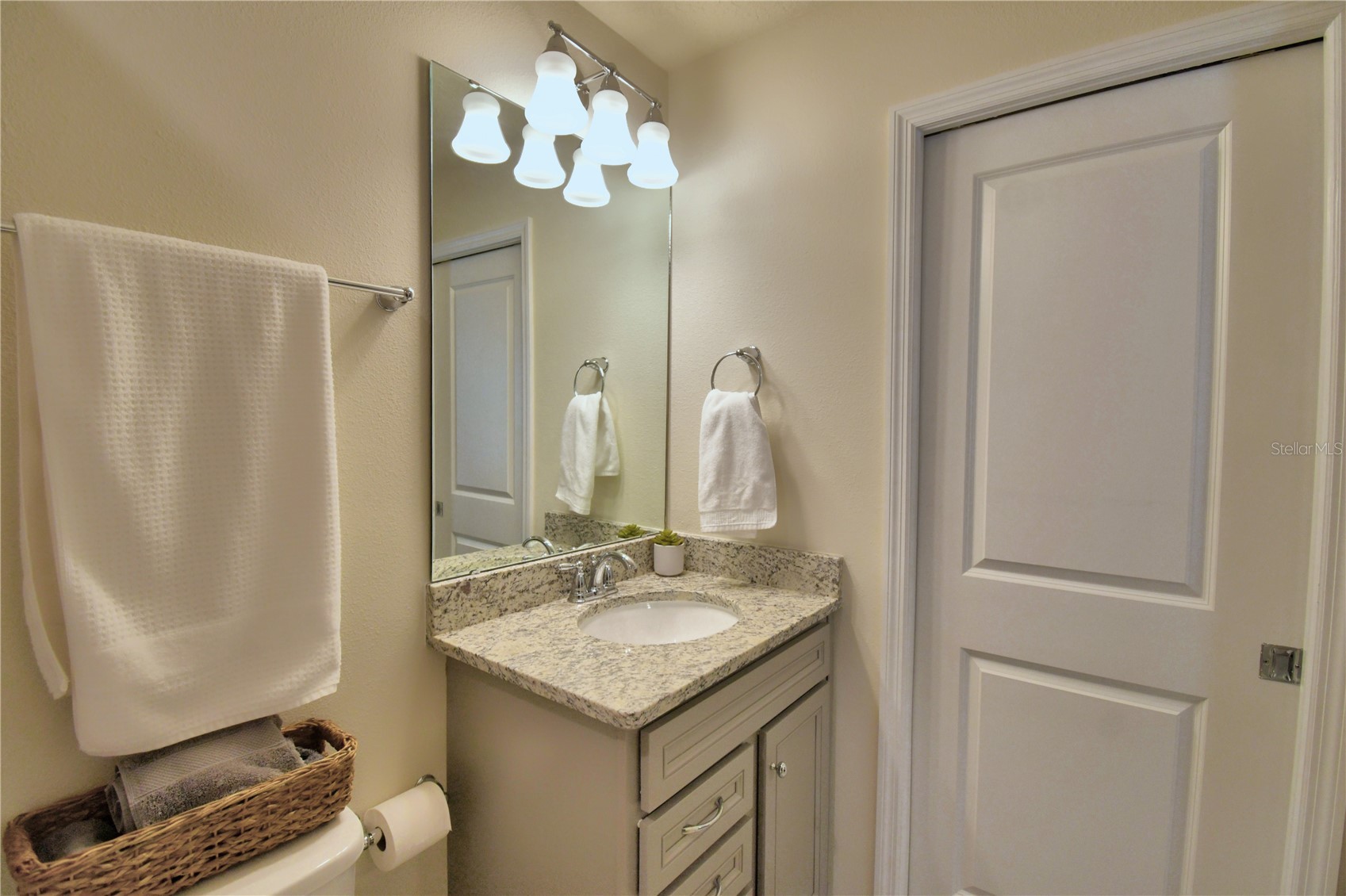 Slide show image of the Orlando Florida Home for Sale 58