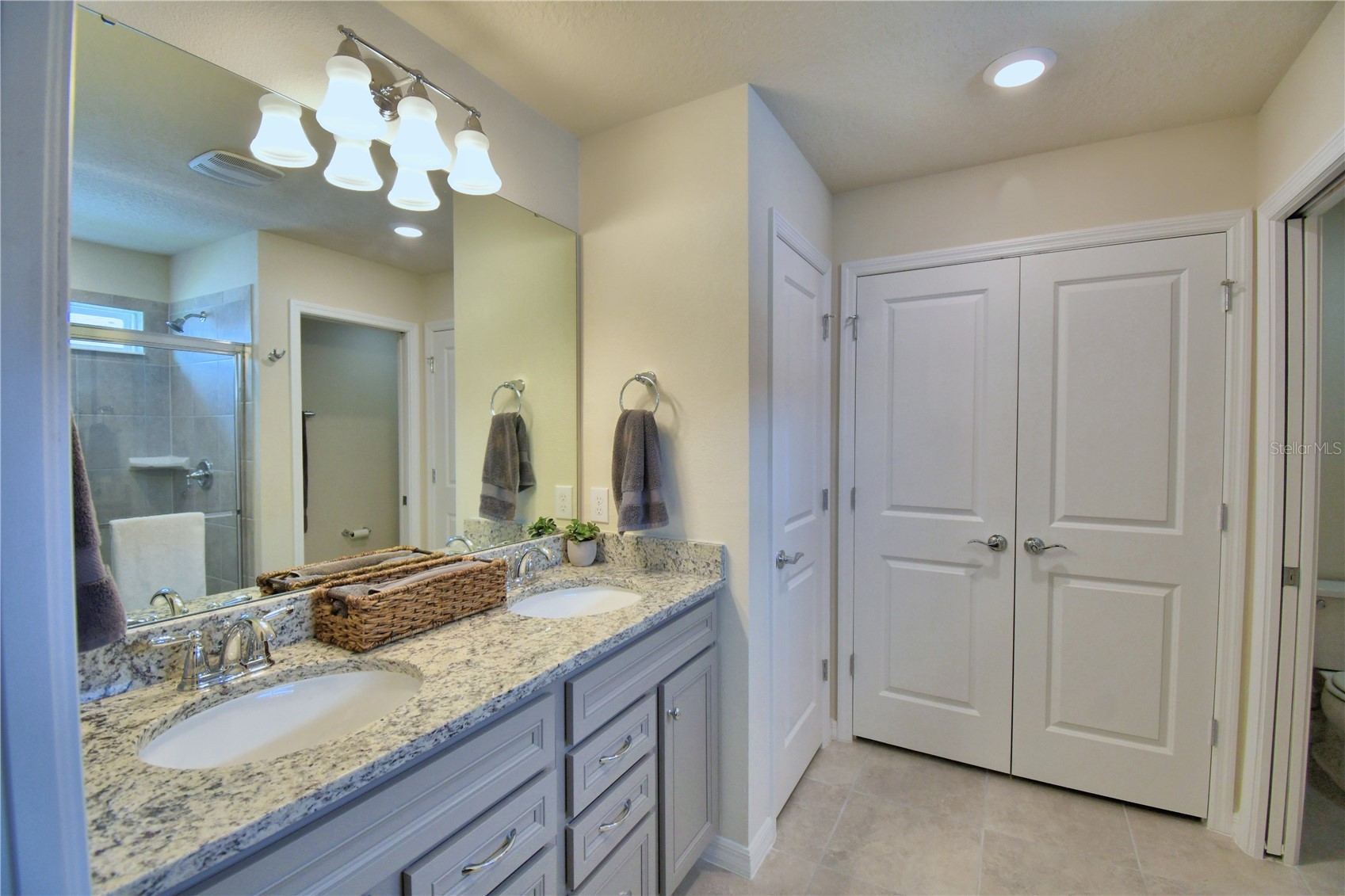 Slide show image of the Orlando Florida Home for Sale 78