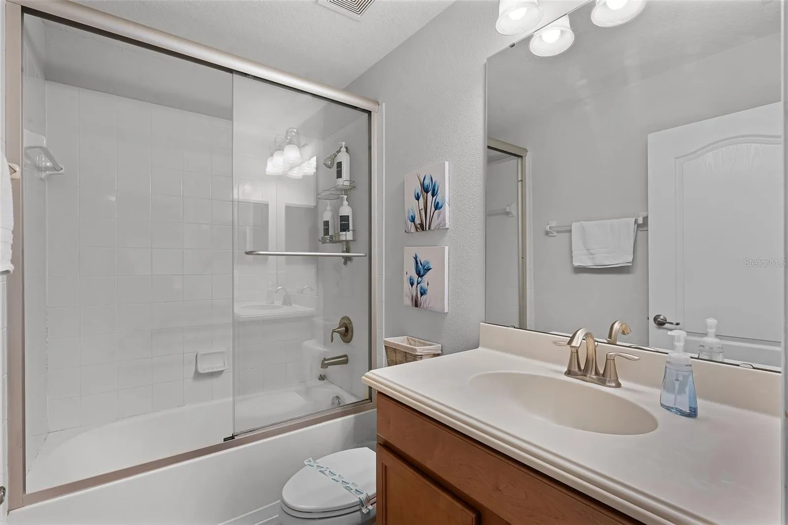 Slide show image of the Orlando Florida Home for Sale 29