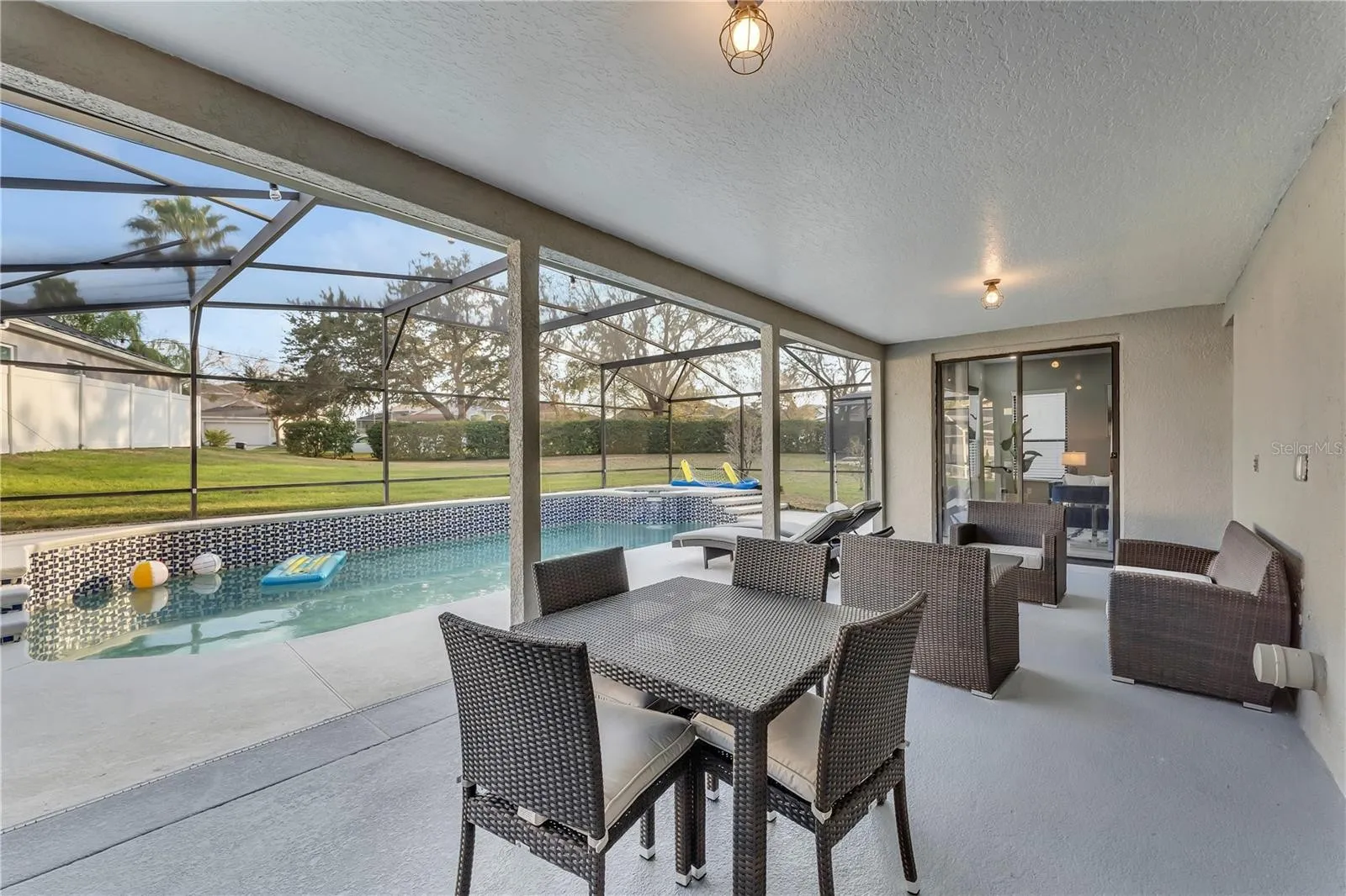 Slide show image of the Orlando Florida Home for Sale 37