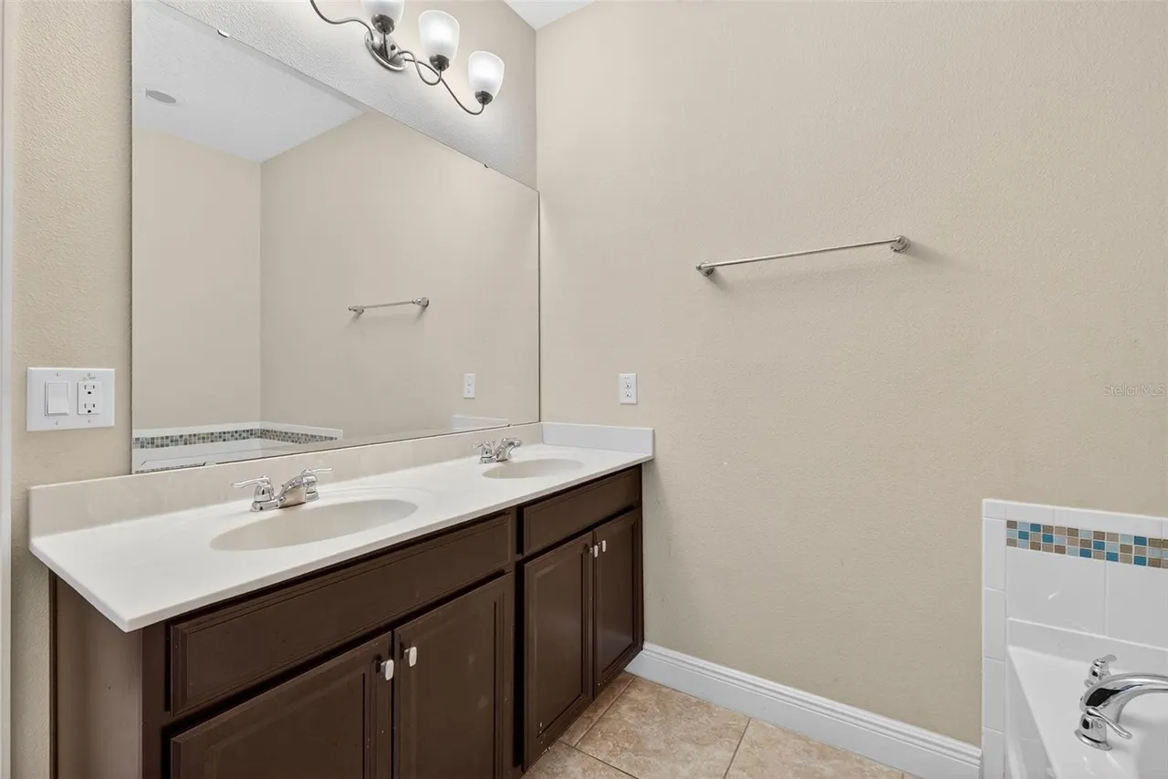 Slide show image of the Orlando Florida Home for Sale 16