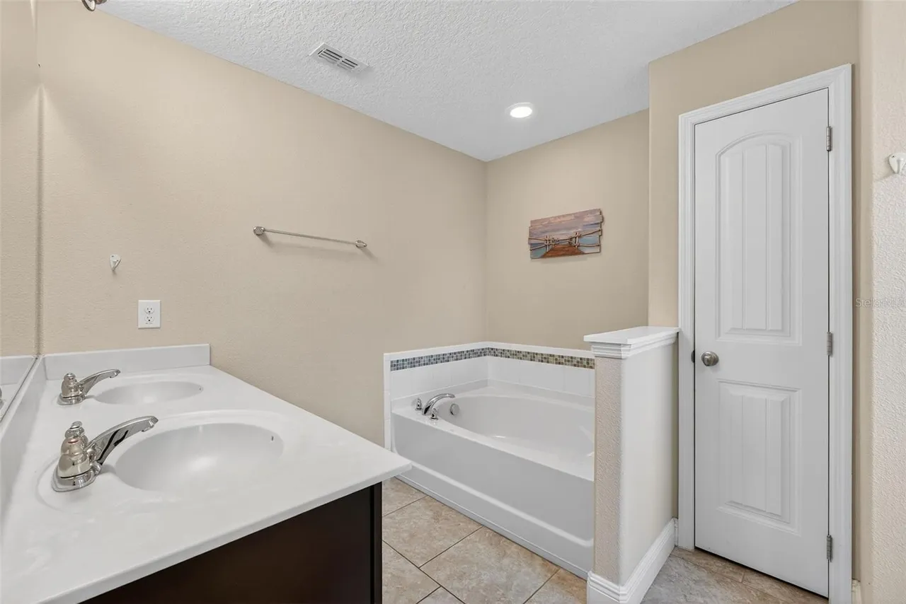 Slide show image of the Orlando Florida Home for Sale 27