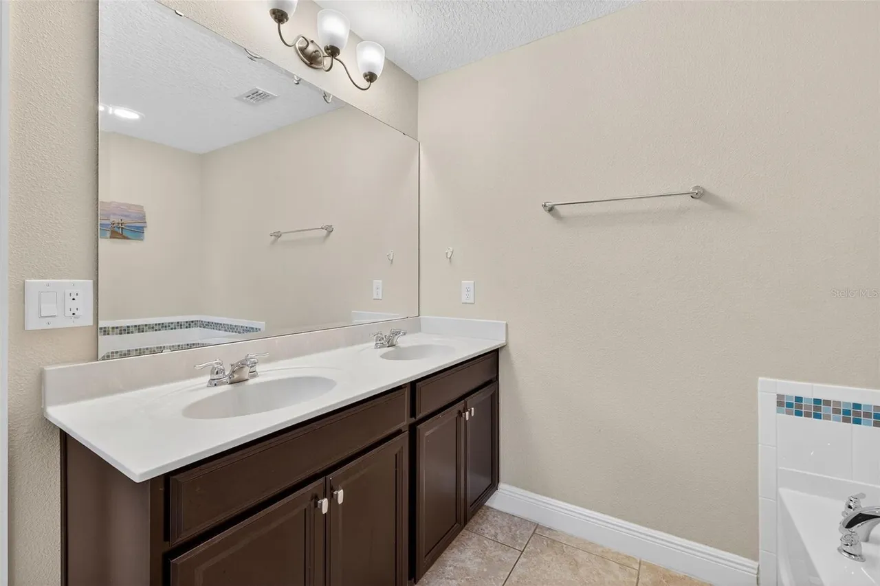 Slide show image of the Orlando Florida Home for Sale 28