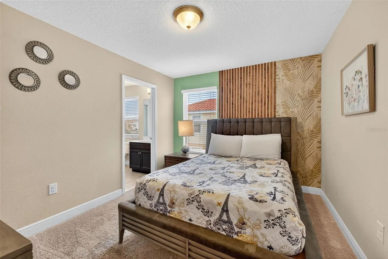 Slide show image of the Orlando Florida Home for Sale 34