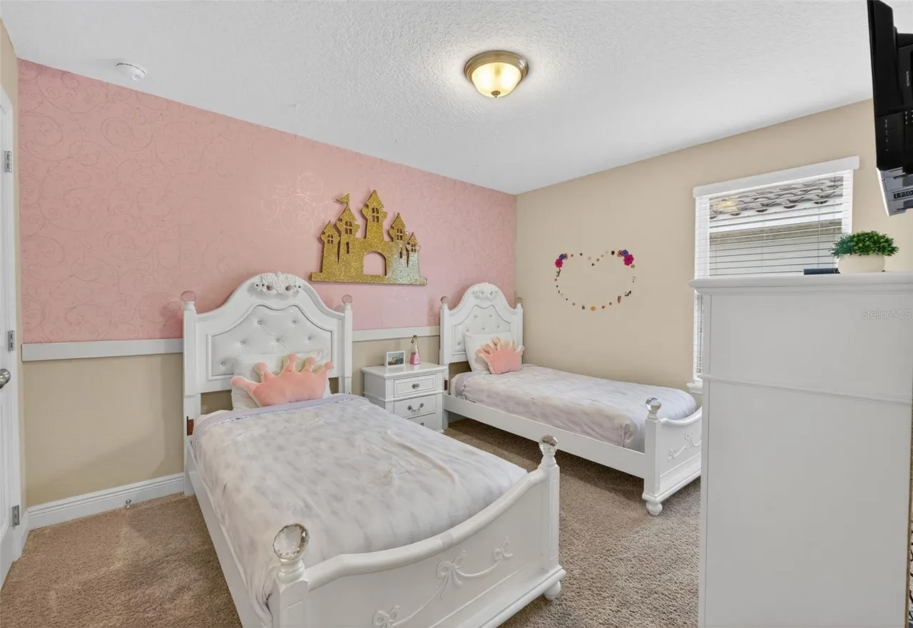 Slide show image of the Orlando Florida Home for Sale 39