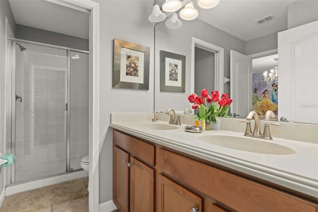 Slide show image of the Orlando Florida Home for Sale 25