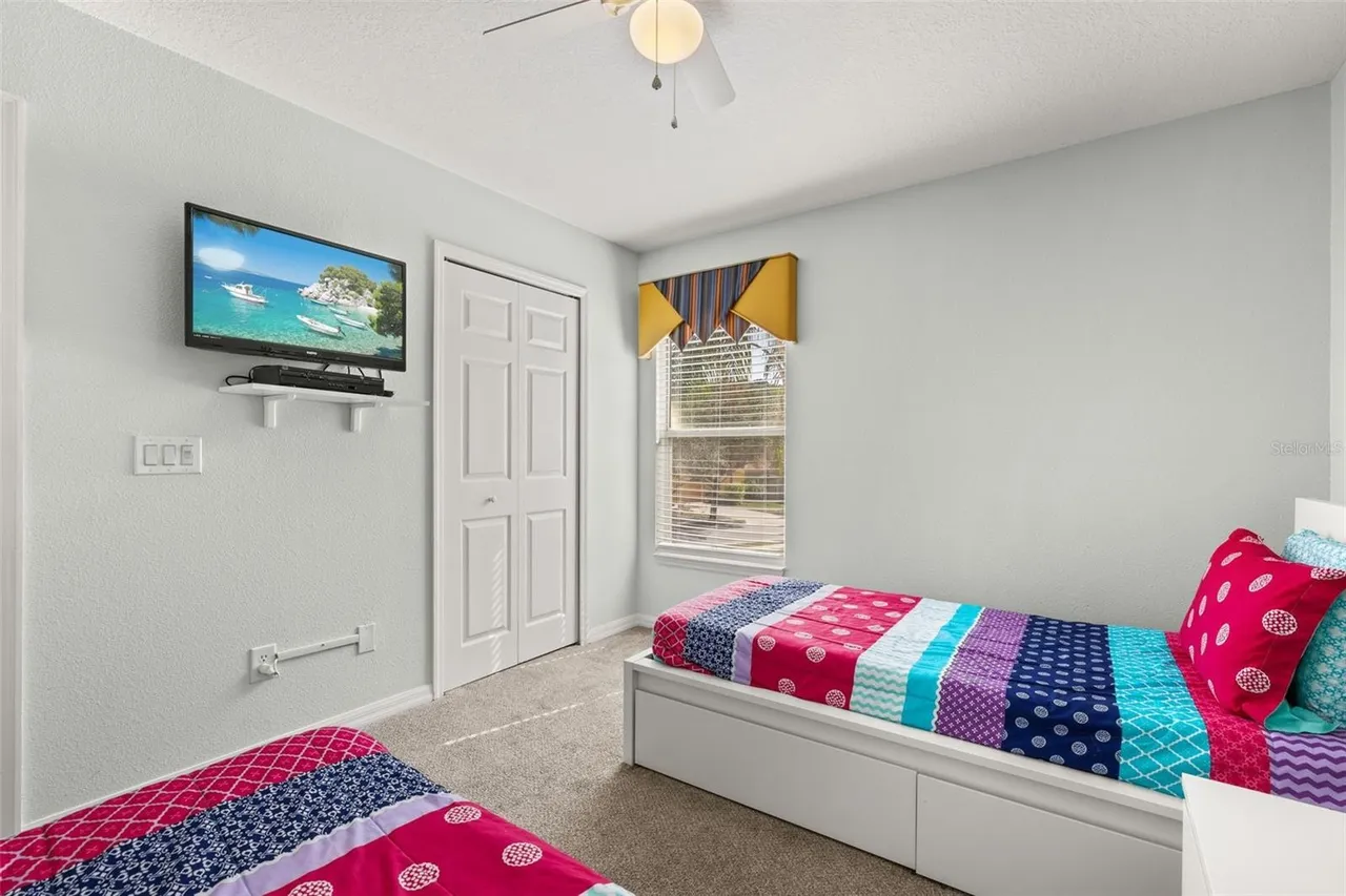 Slide show image of the Orlando Florida Home for Sale 33