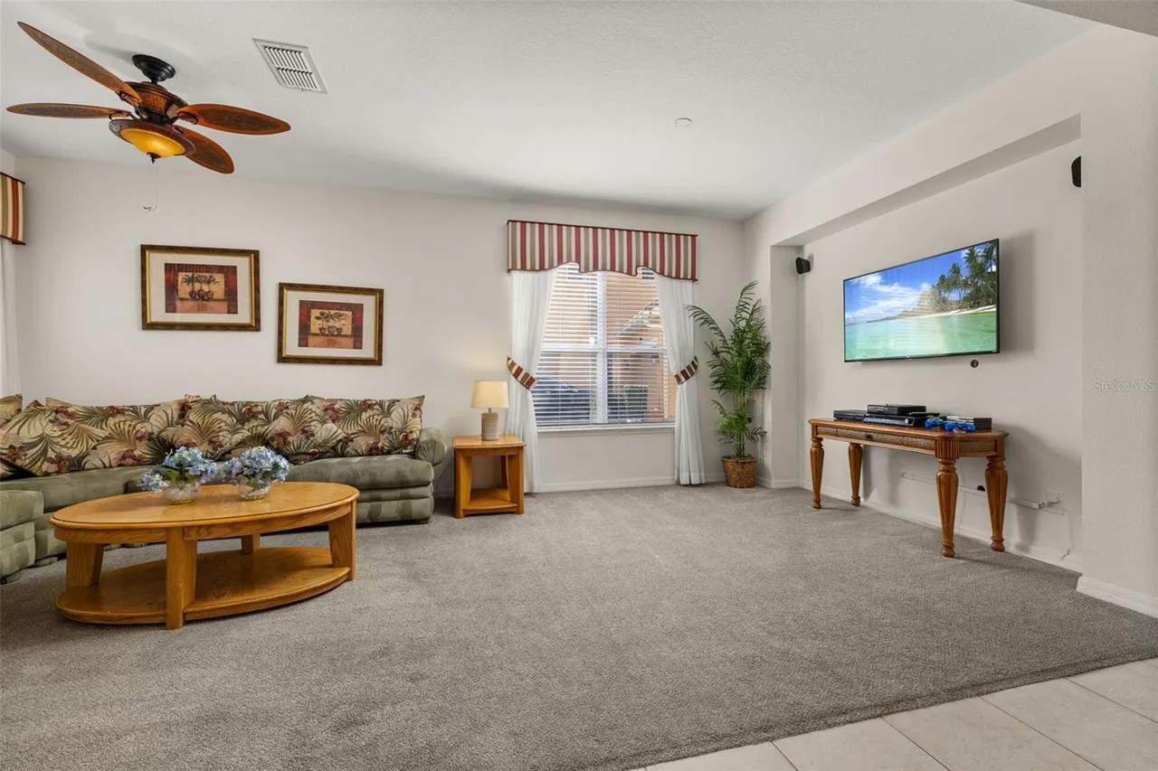 Slide show image of the Orlando Florida Home for Sale 39