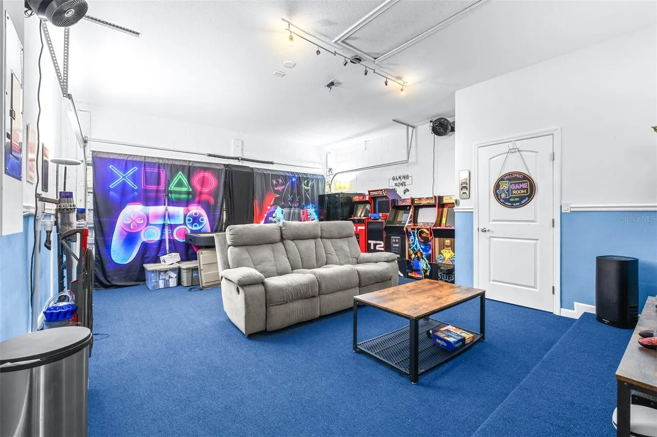 Slide show image of the Orlando Florida Home for Sale 35