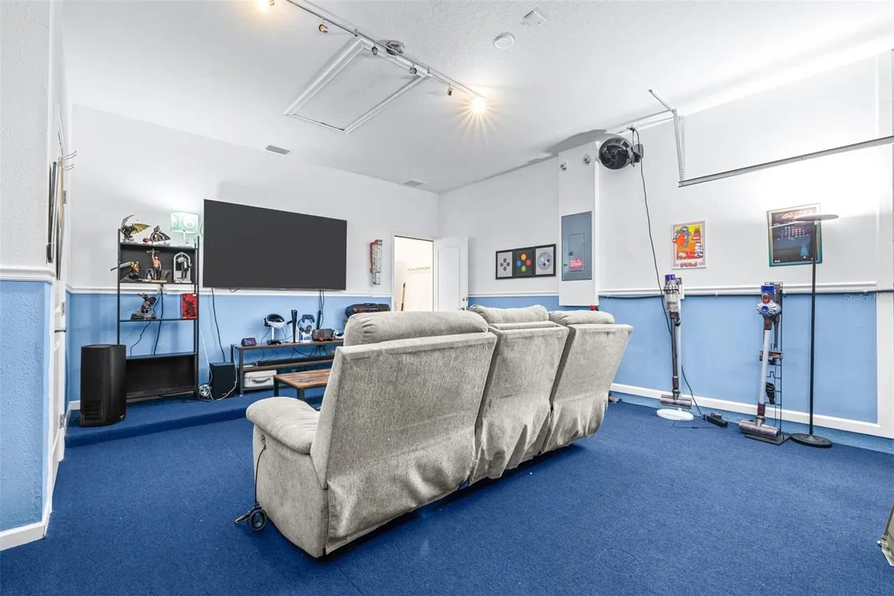 Slide show image of the Orlando Florida Home for Sale 37