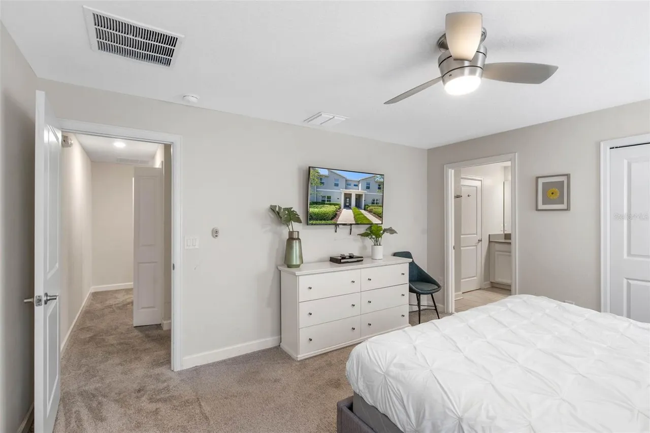 Slide show image of the Orlando Florida Home for Sale 23