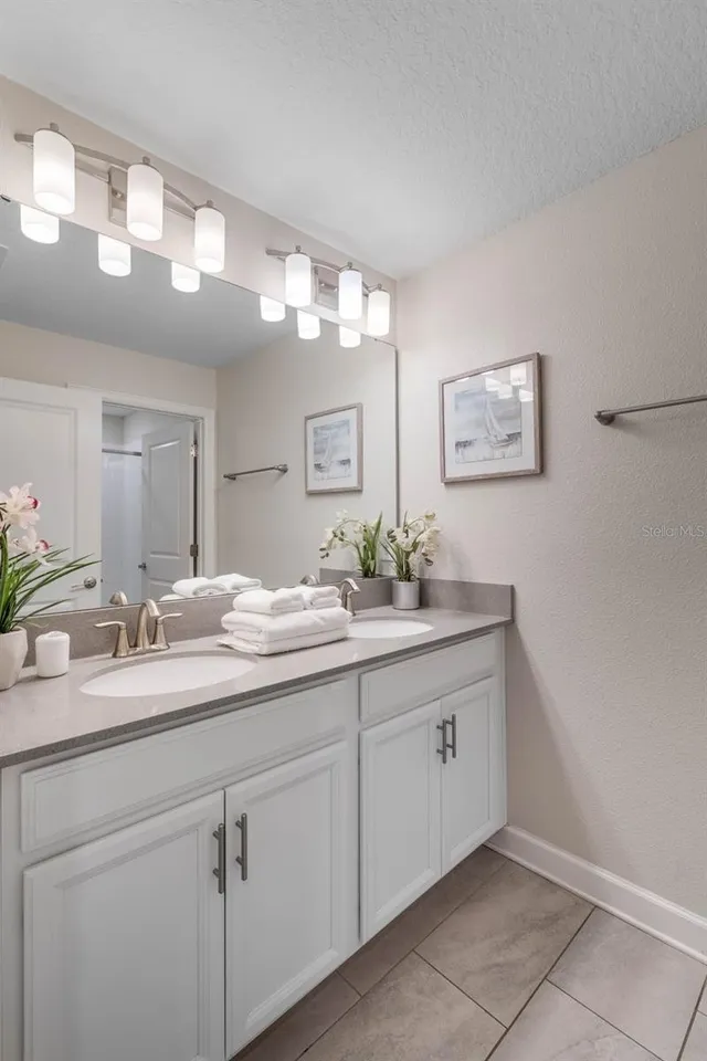 Slide show image of the Orlando Florida Home for Sale 34