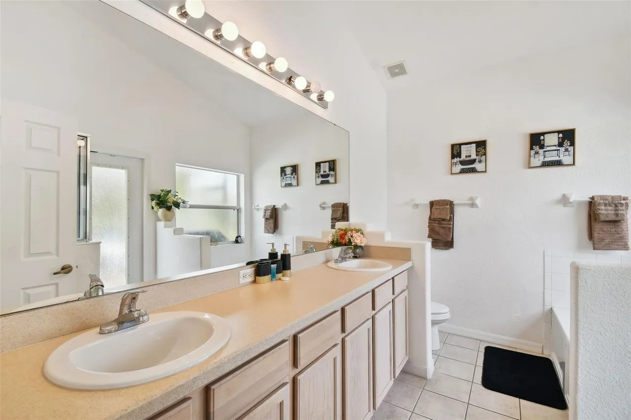 Slide show image of the Orlando Florida Home for Sale 30