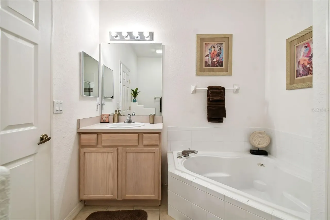 Slide show image of the Orlando Florida Home for Sale 32