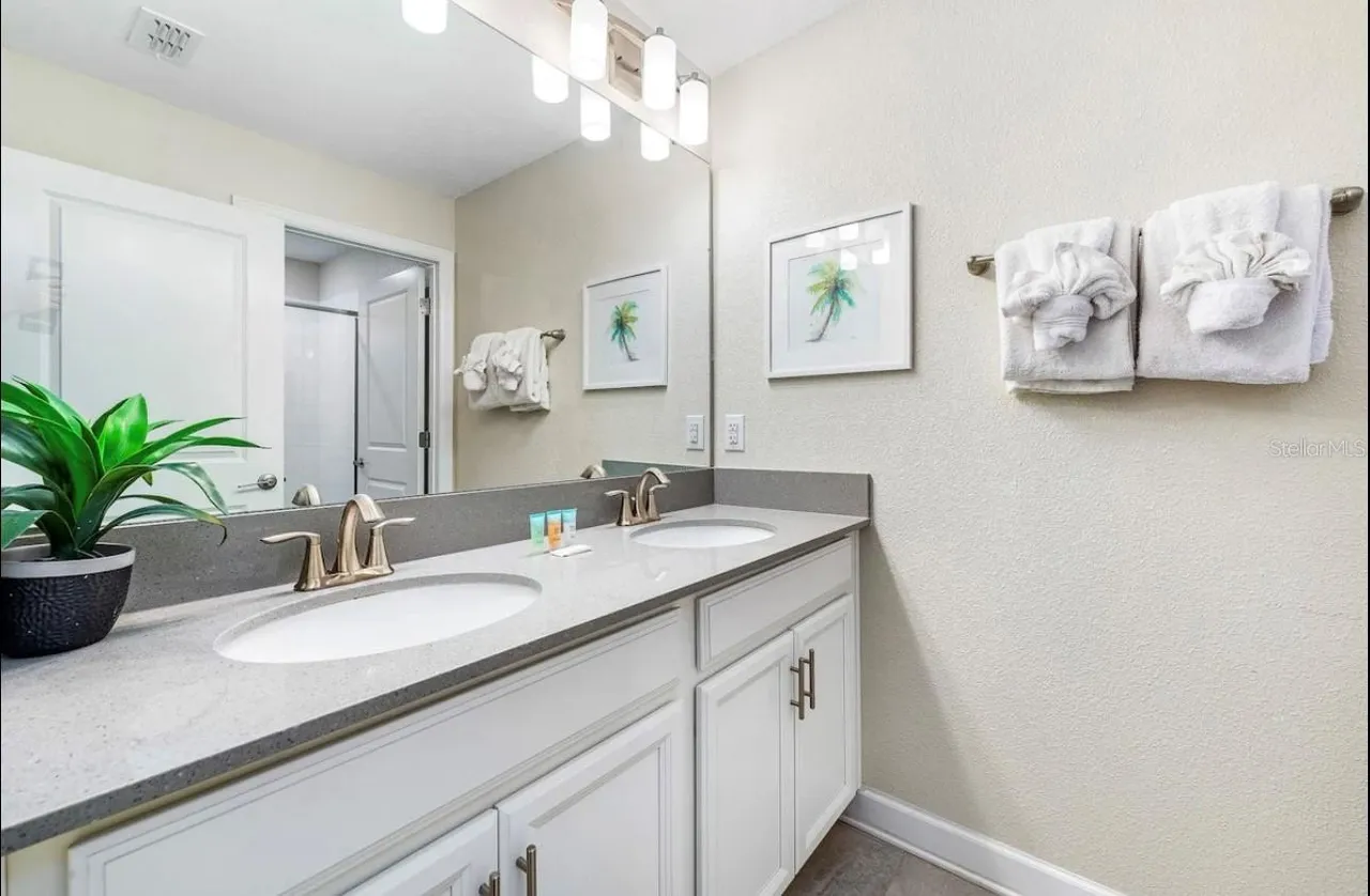 Slide show image of the Orlando Florida Home for Sale 21