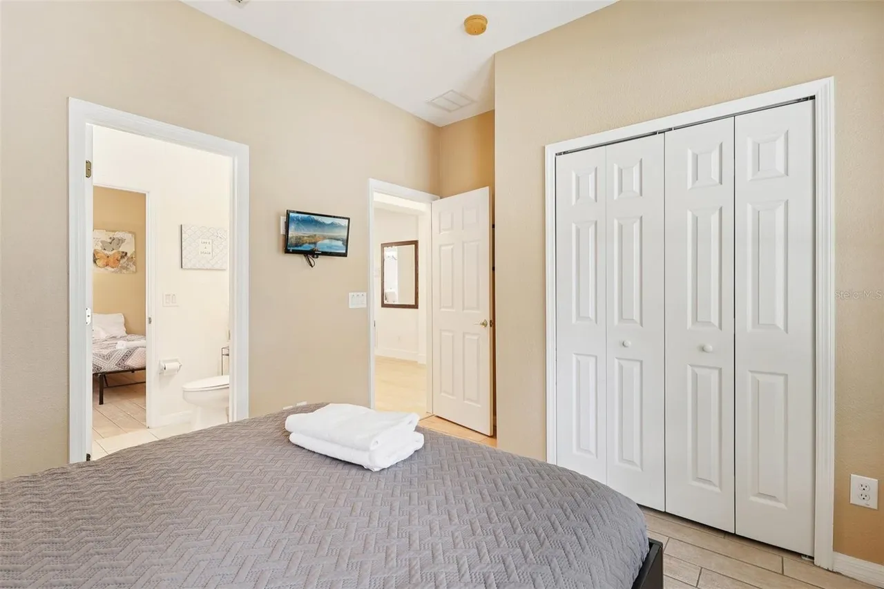 Slide show image of the Orlando Florida Home for Sale 16