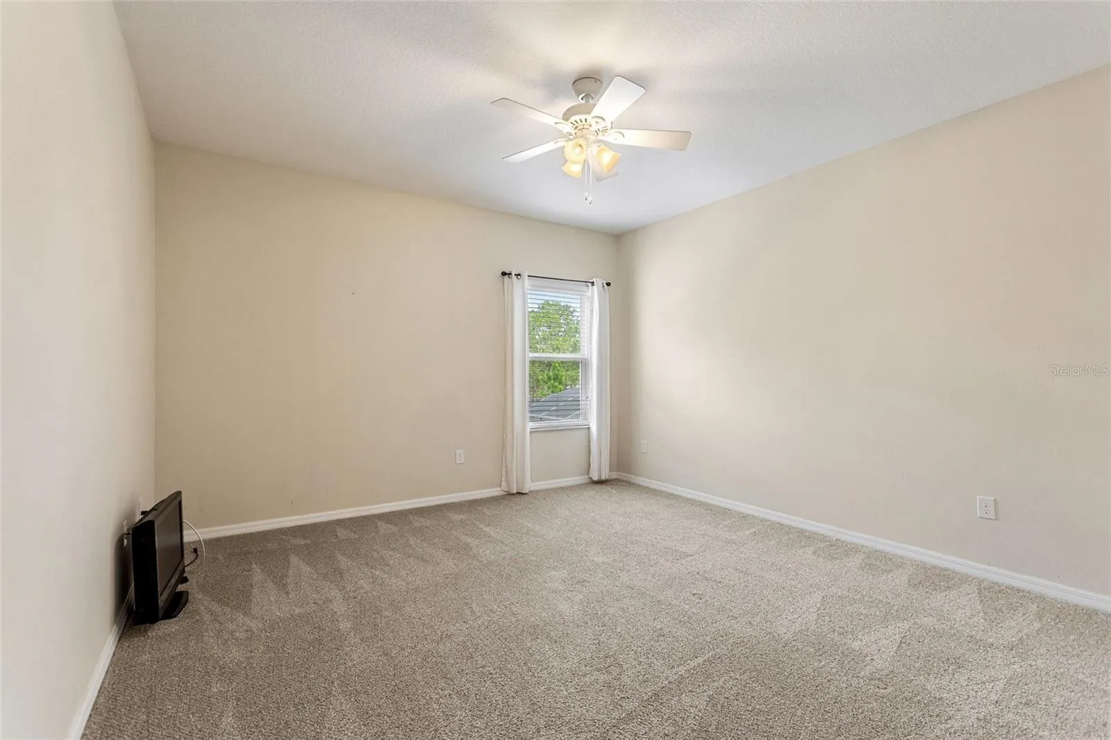 Slide show image of the Orlando Florida Home for Sale 32