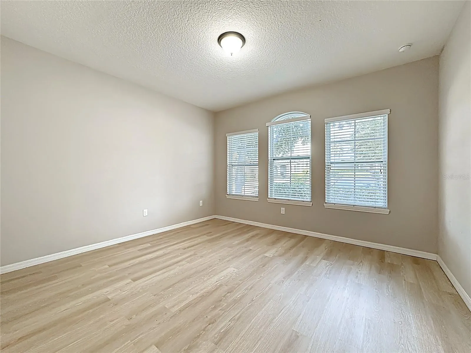 Slide show image of the Orlando Florida Home for Sale 12