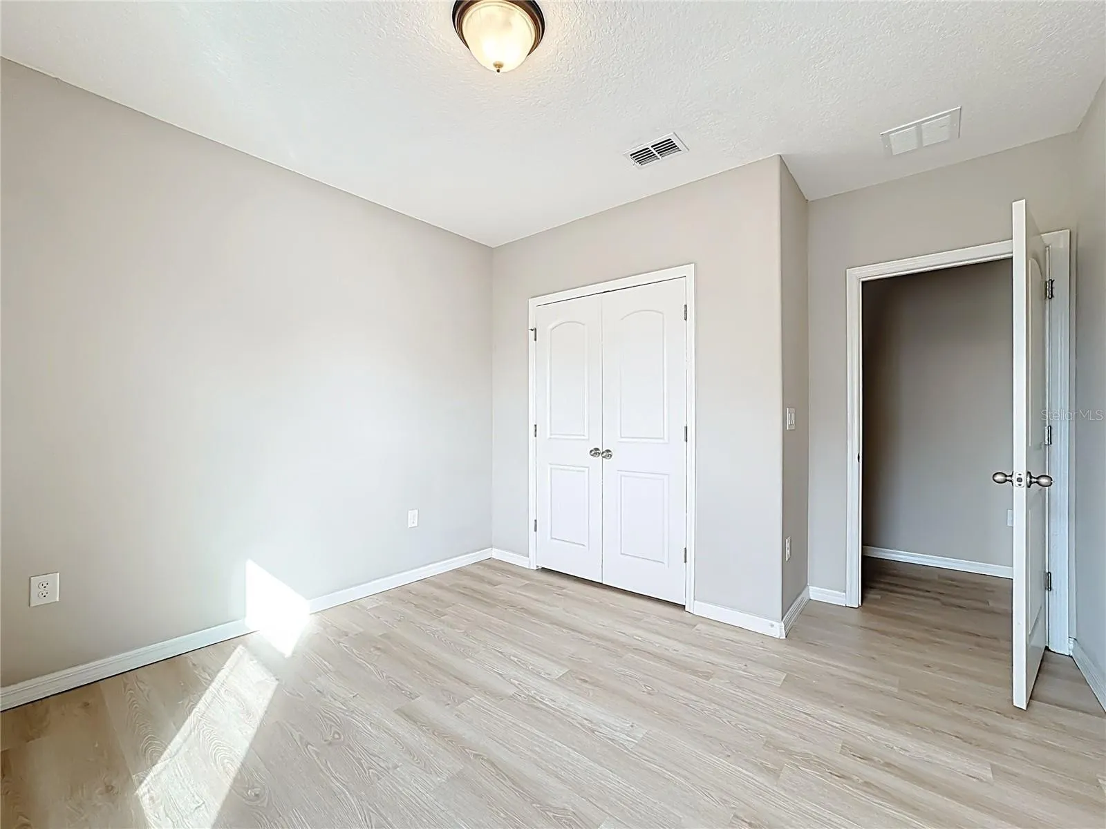 Slide show image of the Orlando Florida Home for Sale 19