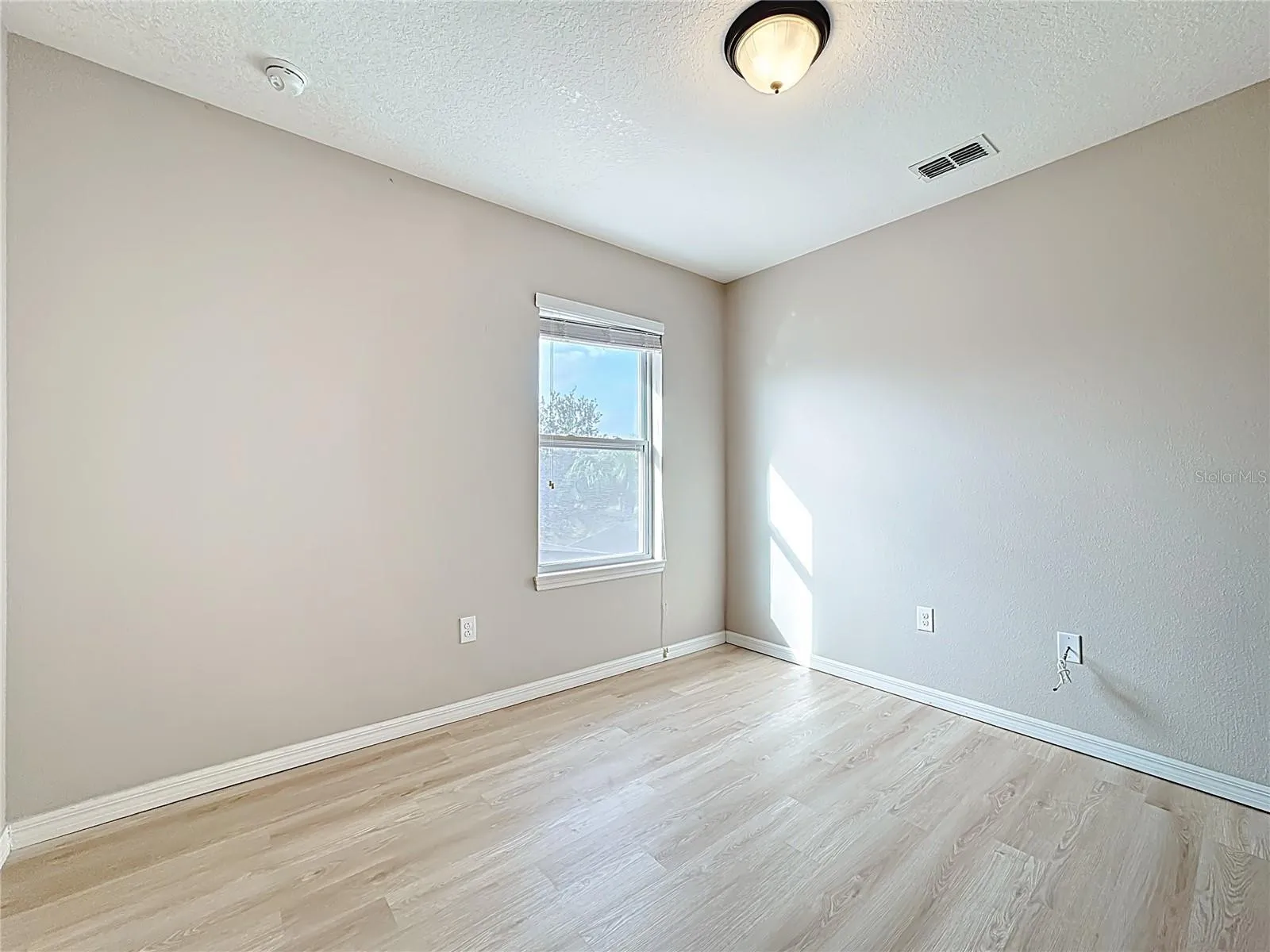 Slide show image of the Orlando Florida Home for Sale 21
