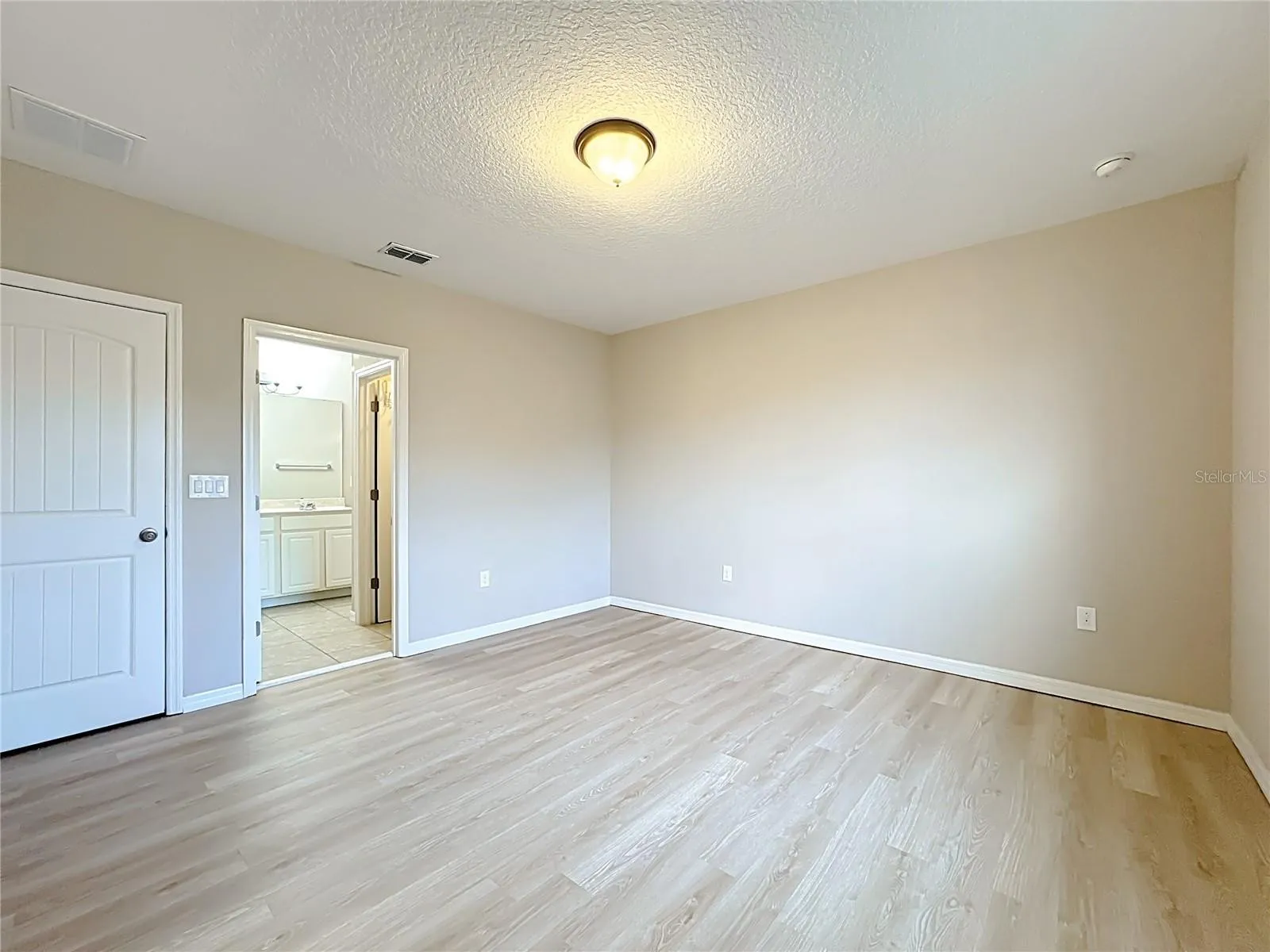 Slide show image of the Orlando Florida Home for Sale 23