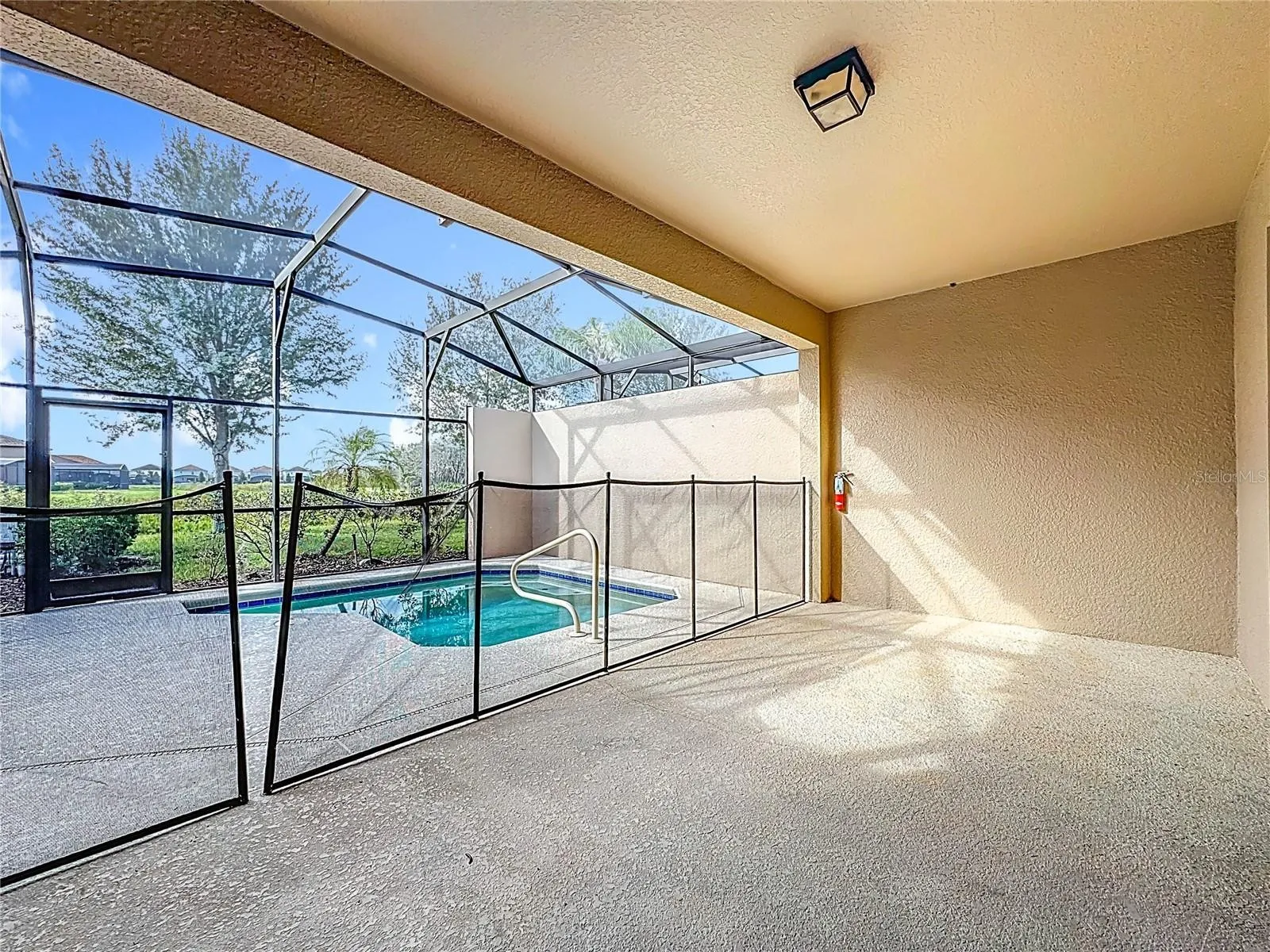 Slide show image of the Orlando Florida Home for Sale 29