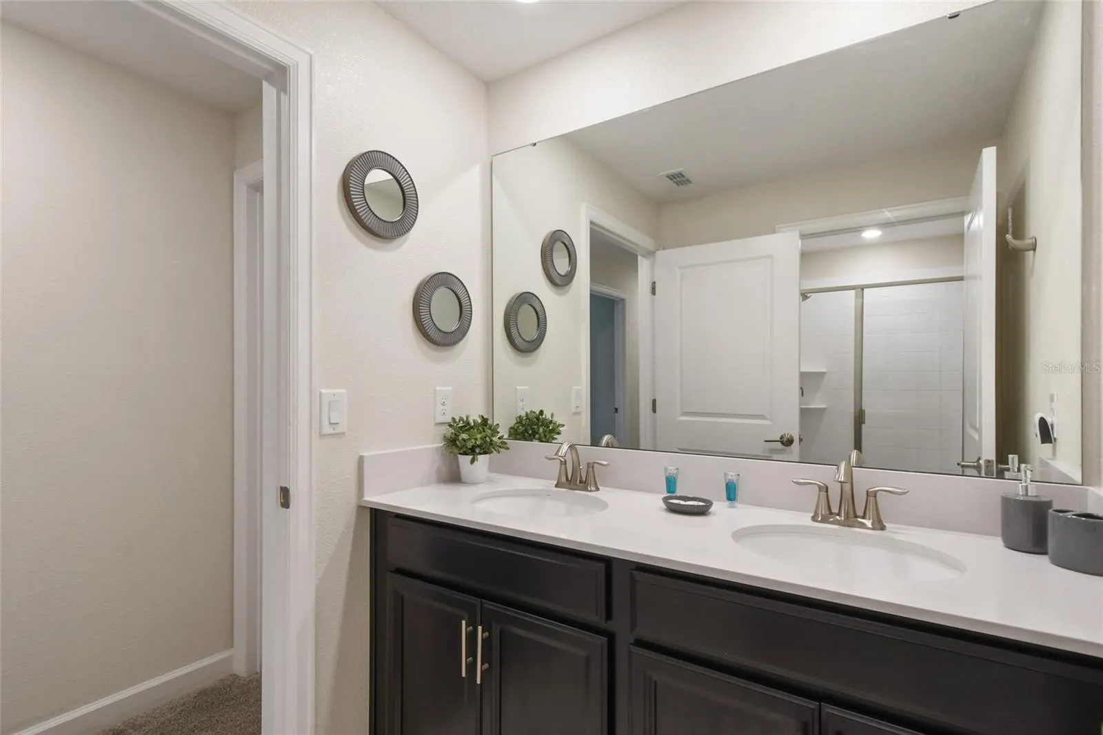 Slide show image of the Orlando Florida Home for Sale 41