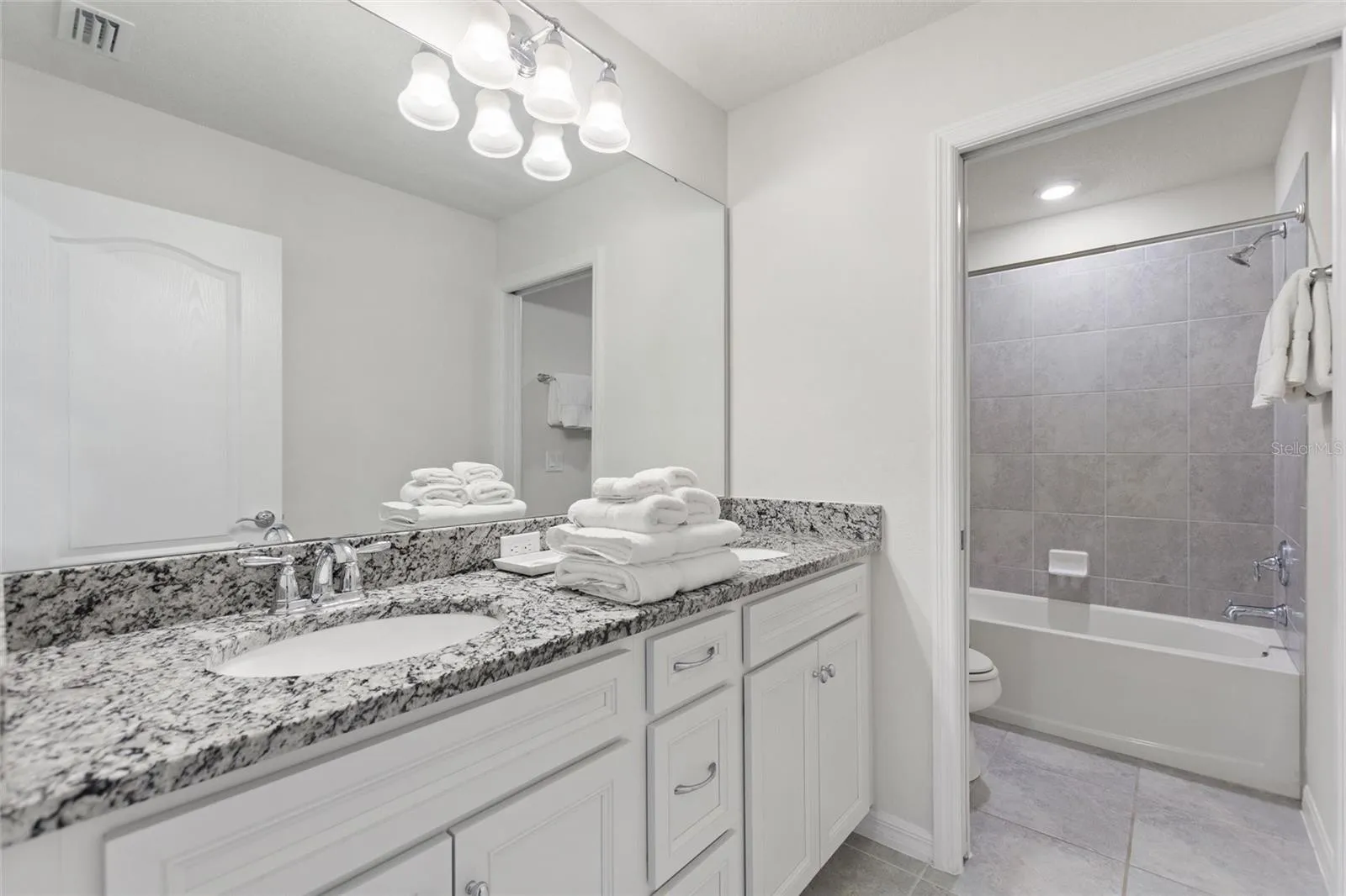 Slide show image of the Orlando Florida Home for Sale 28