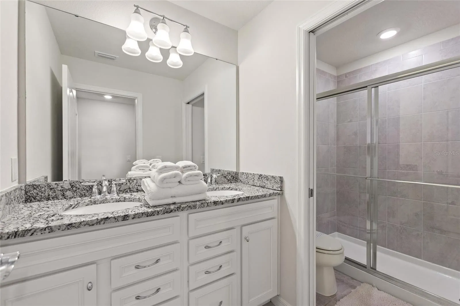 Slide show image of the Orlando Florida Home for Sale 35