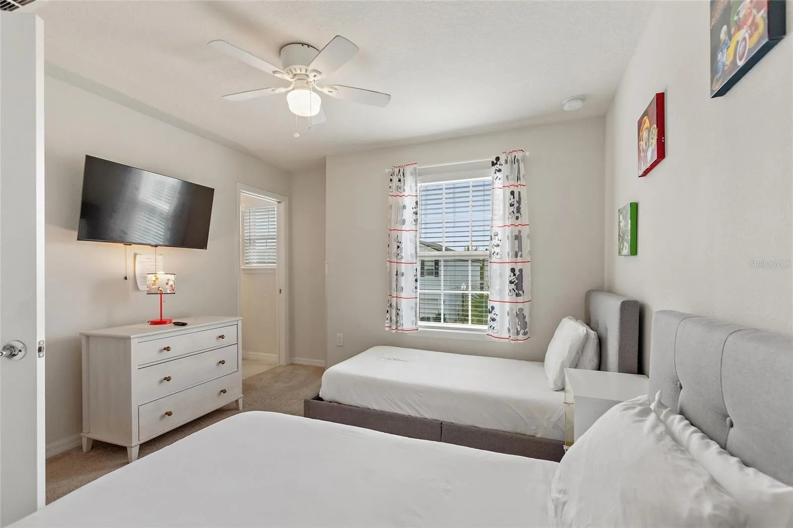 Slide show image of the Orlando Florida Home for Sale 41