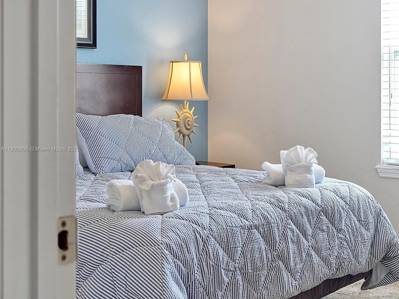 Slide show image of the Orlando Florida Home for Sale 17