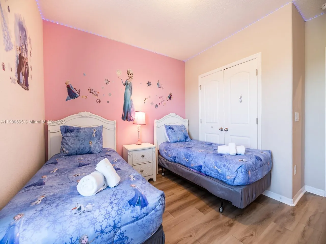 Slide show image of the Orlando Florida Home for Sale 18