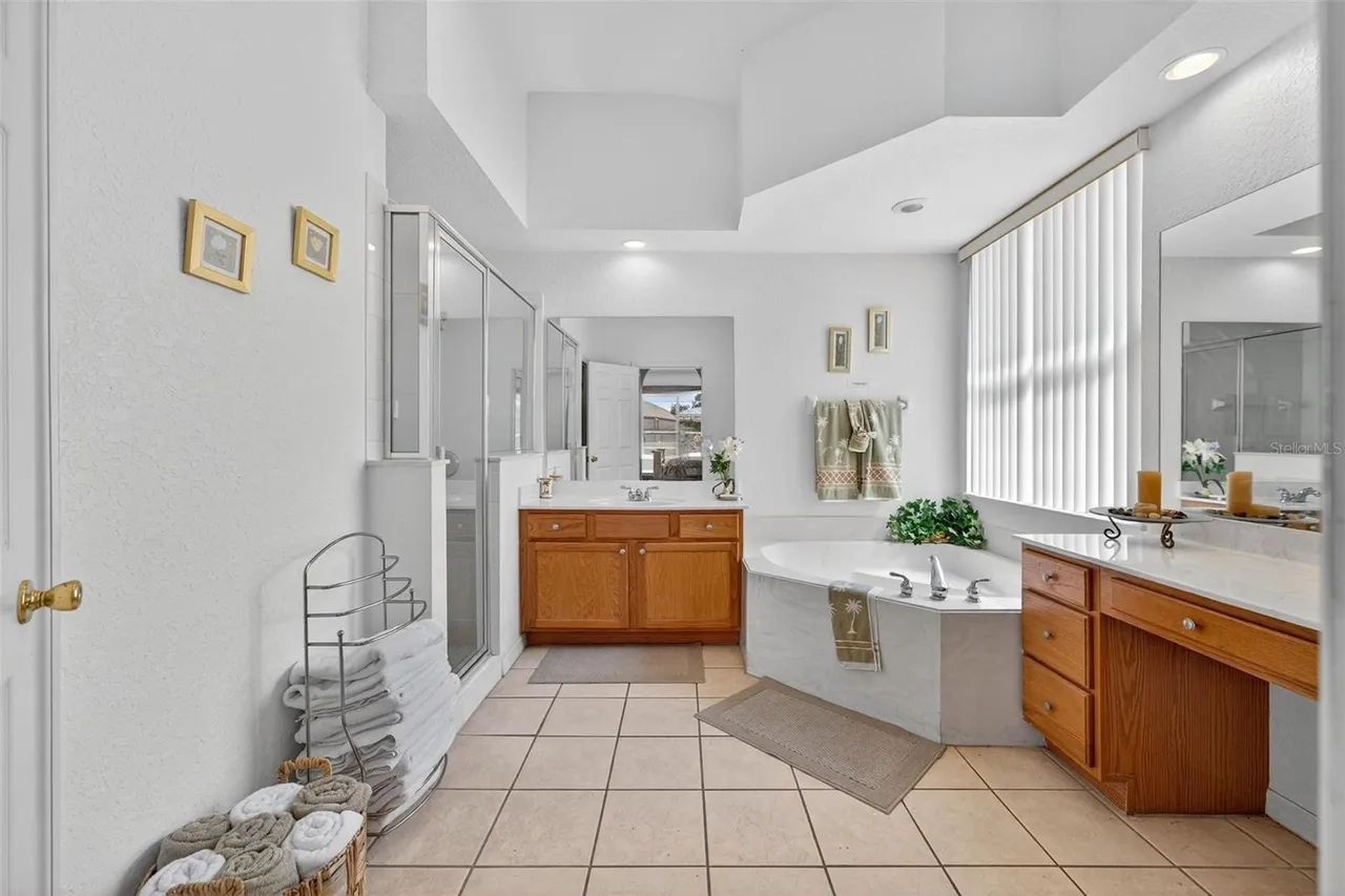 Slide show image of the Orlando Florida Home for Sale 29