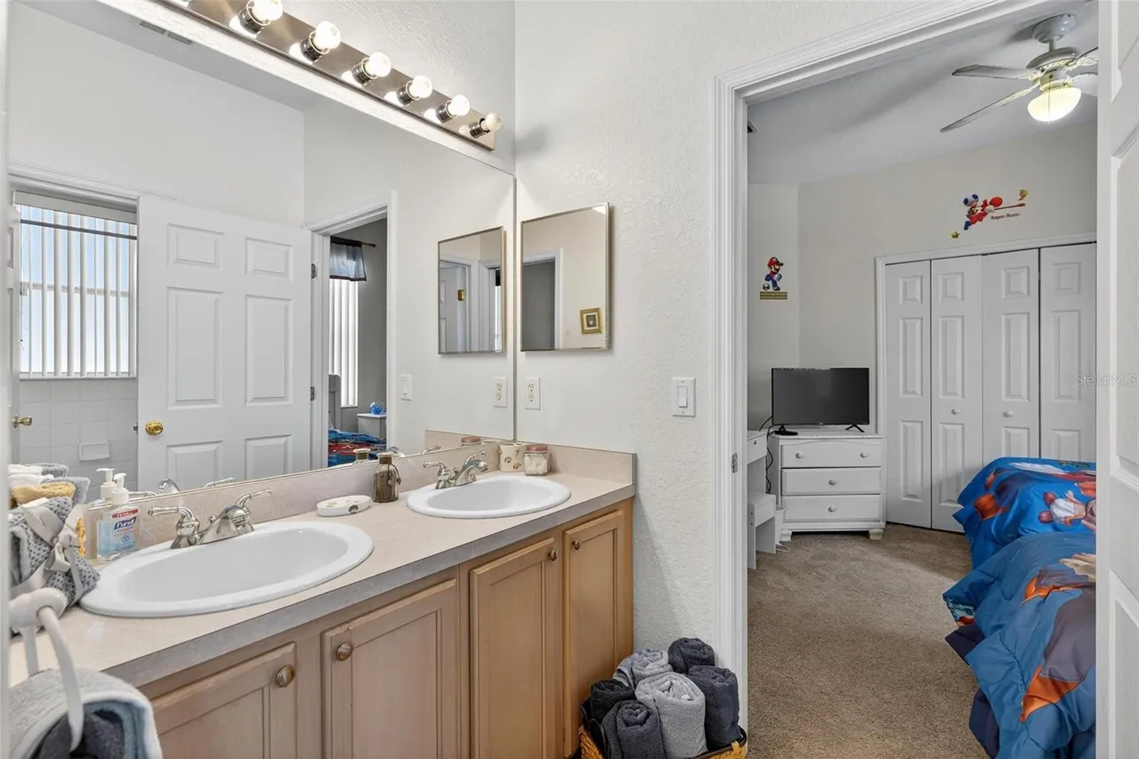 Slide show image of the Orlando Florida Home for Sale 39