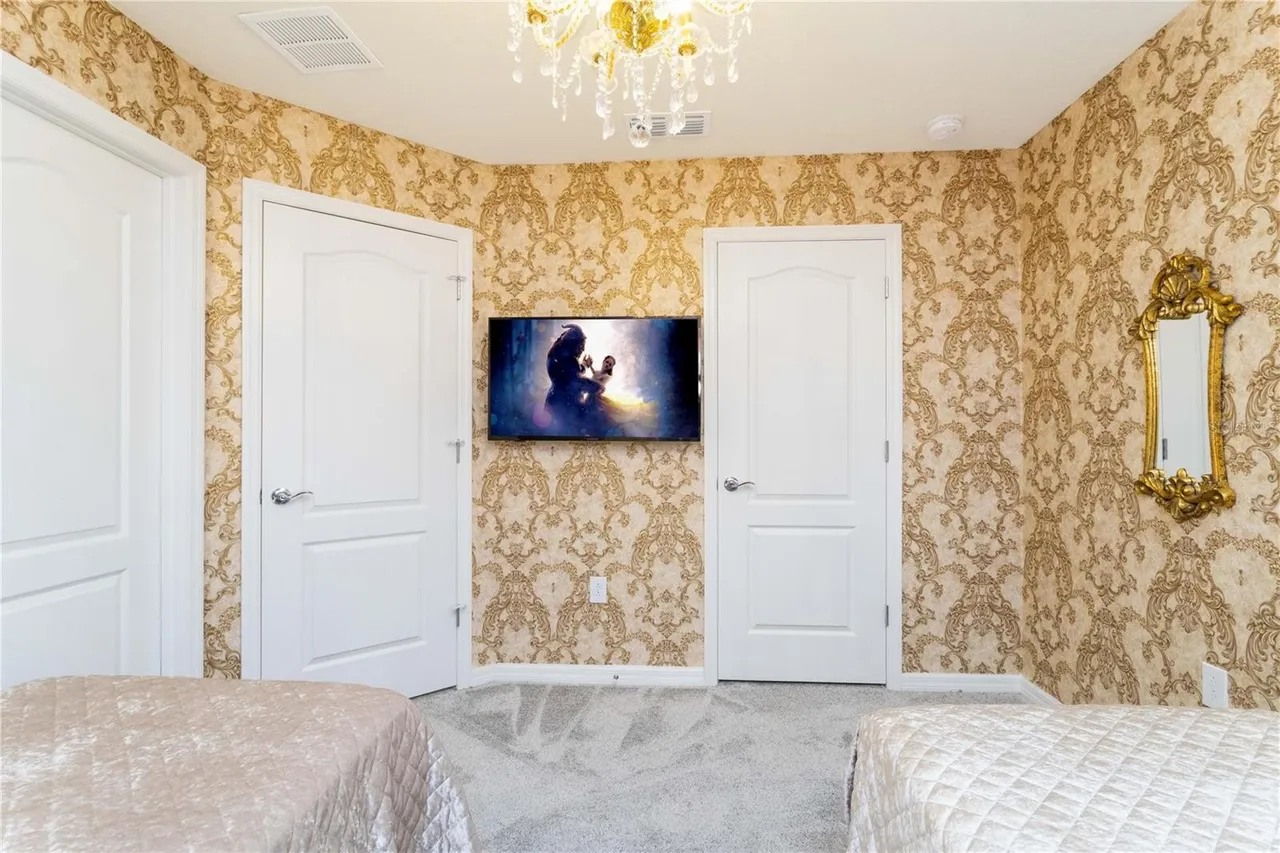 Slide show image of the Orlando Florida Home for Sale 38