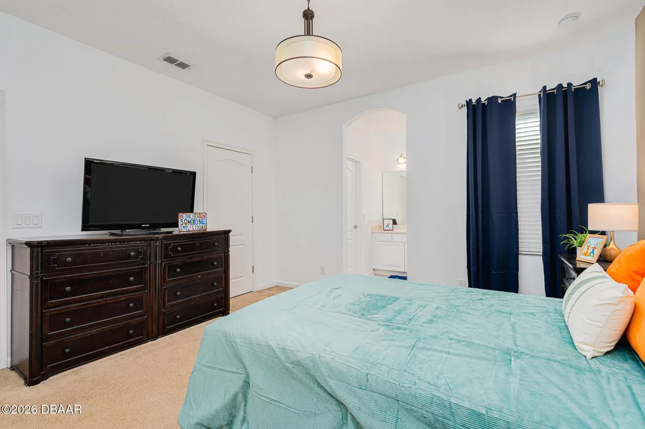 Slide show image of the Orlando Florida Home for Sale 33