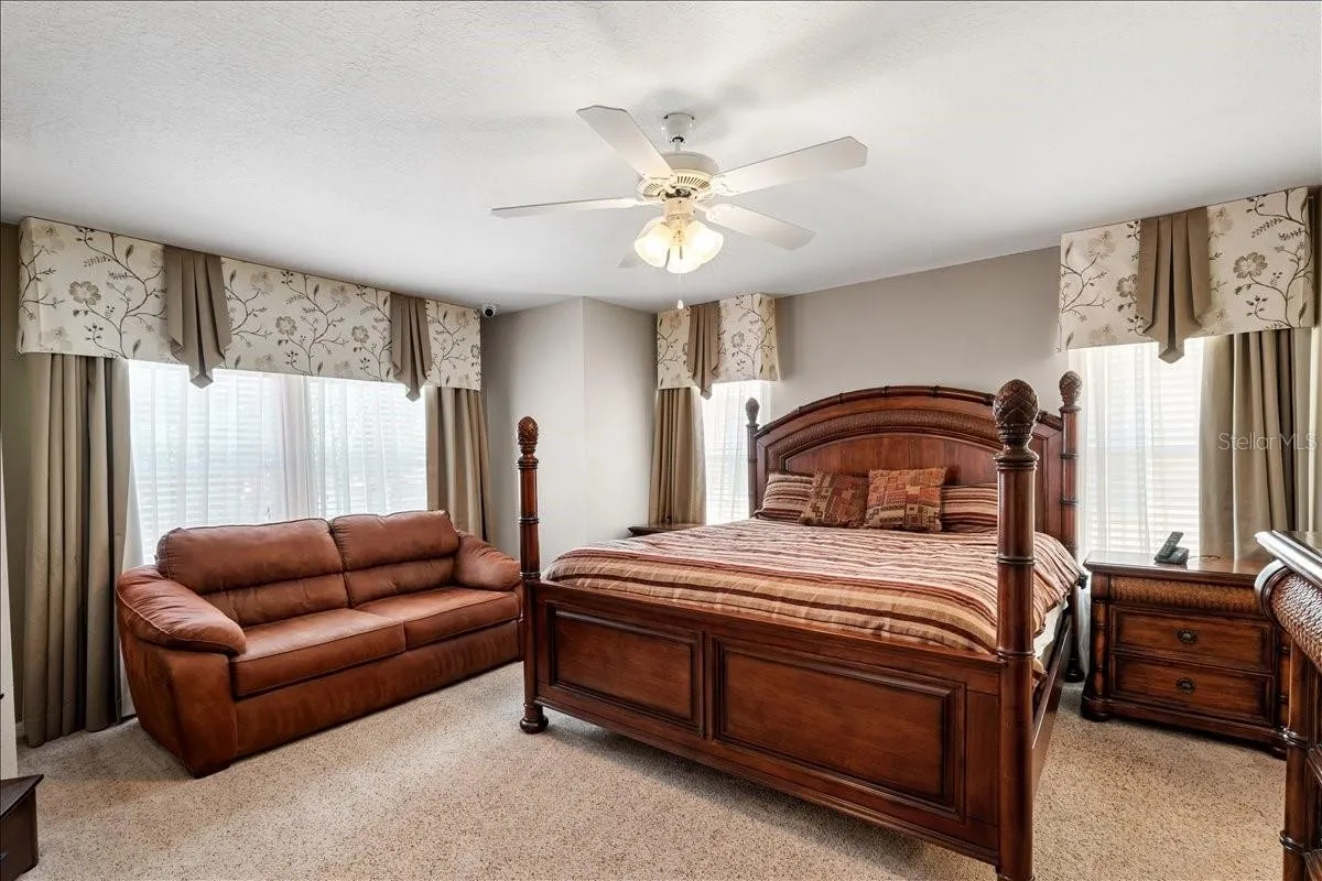 Slide show image of the Orlando Florida Home for Sale 29