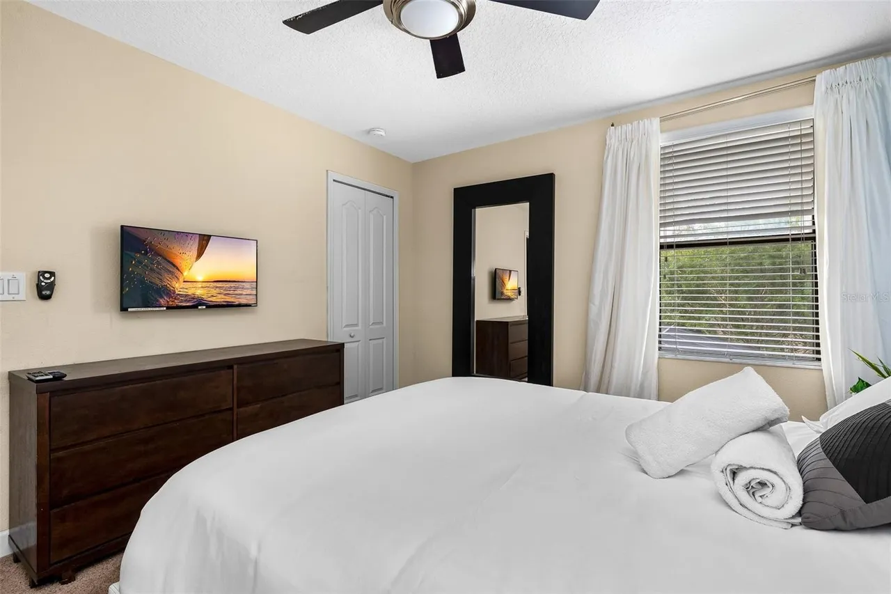 Slide show image of the Orlando Florida Home for Sale 25